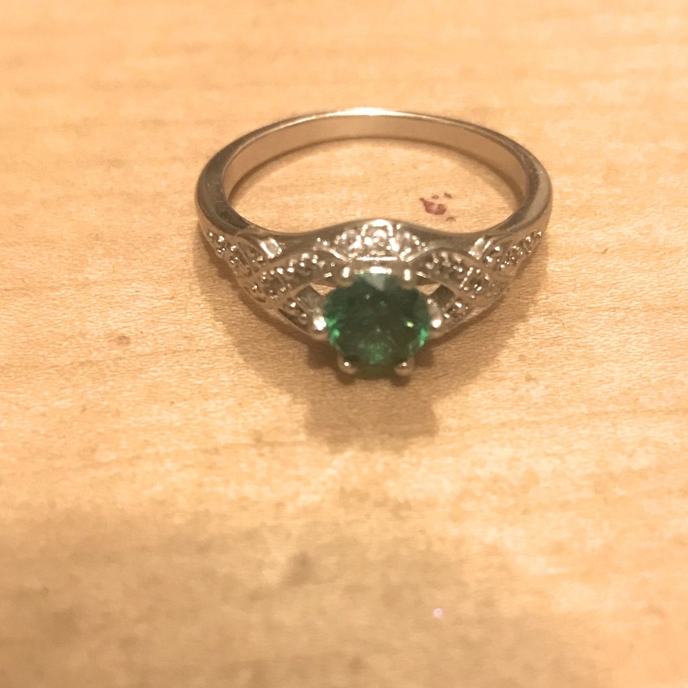 Green jewel ring